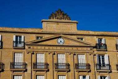 Bilbao, İspanya. 15 Şubat 2019. Bilbao 'nun Plaza Nueva veya Plaza Barria (Yeni Meydan) binası, 1821 yılında inşa edilen Neoklasik tarzın anıtsal bir meydanı.