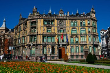 Bilbao, İspanya. 15 Şubat 2019. Chavarri Sarayı (Palacio Chavarri) Bilbao şehrinde Flaman tarzında bir bina. Moyua Meydanı (Moyua Meydanı))