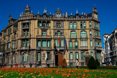 Bilbao, İspanya. 15 Şubat 2019. Chavarri Sarayı (Palacio Chavarri) Bilbao şehrinde Flaman tarzında bir bina. Moyua Meydanı (Moyua Meydanı))