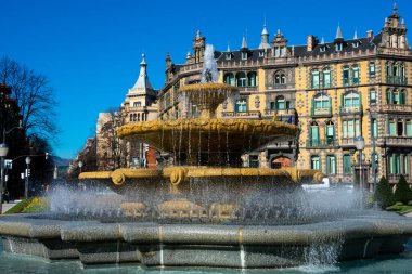 Bilbao, İspanya. 15 Şubat 2019. Arka planda merkez çeşme ve Chavarri Sarayı (Palacio Chavarri) bulunmaktadır. Moyua Meydanı (Moyua Meydanı))