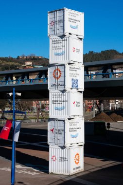 Bilbao, İspanya. 14 Şubat 2019. Ramon de la Sota İskelesi 'ndeki konteynırlarla yapılan sanat eserleri