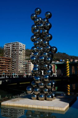 Bilbao, İspanya. 13 Şubat 2019. Sanatçı Anish Kapoor 'dan Uzun Ağaç ve Göz. Guggenheim Müzesi Bilbao