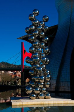 Bilbao, İspanya. 13 Şubat 2019. Sanatçı Anish Kapoor 'dan Uzun Ağaç ve Göz. Guggenheim Müzesi Bilbao