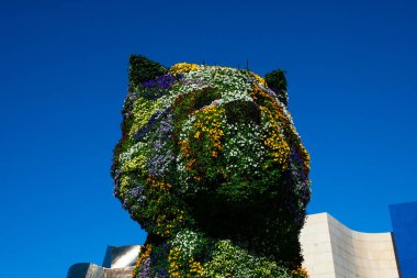 Bilbao, İspanya. 13 Şubat 2019. Ressam Jeff Koons 'un çiçeklerle kaplı yavru köpek heykeli. West Highland White Terrier yavru köpeğini temsil ediyor. Guggenheim Müzesi