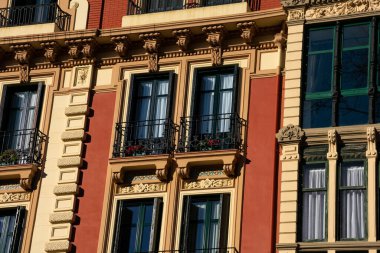 Eski bina cephesi ve balkonlar. Bilbao, İspanya