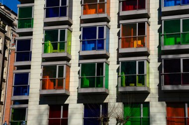Renkli pencereli modern bina. BIlbao, İspanya