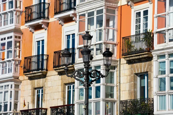 Стара Вулична Лампа Типовими Іспанськими Будинками Задньому Плані Сантандер Іспанія — стокове фото