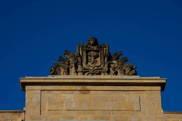 スペイン ビルバオ 2019年2月15日 1821年に建てられた新古典主義様式の記念碑的な広場であるビルバオのプラザ ヌエバまたはプラザ バリア 新広場 に彫刻を施した建物 — ストック写真