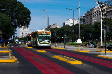 Buenos Aires, Arjantin. 19 Ağustos 2019. 9 Temmuz Bulvarı üzerinde Metrobus (Colectivo) özel şeridi (Avenida 9 de Julio)