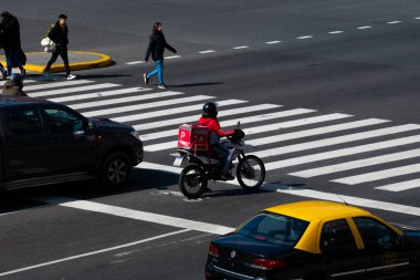 Buenos Aires, Arjantin. 19 Ağustos 2019. Motosikletli kurye (Pedidosya). 9 Temmuz Bulvarı (Avenida 9 de Julio)