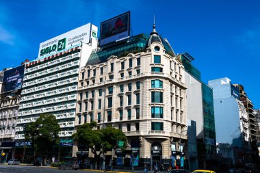Buenos Aires, Arjantin. 19 Ağustos 2019. 9 Temmuz bulvarındaki eski bina cephesi (Avenida 9 de Julio). Buenos Aires şehir merkezinde, Obelisk yakınlarında.