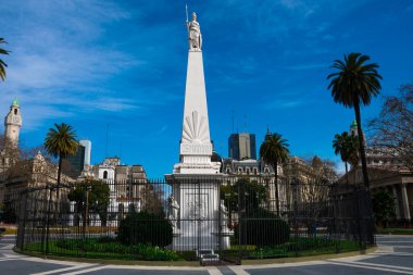 Buenos Aires, Arjantin. 19 Ağustos 2019. Mayıs Meydanı 'nda (Plaza de Mayo Meydanı) bulunan Piramit (Piramit de Mayo) anıtı)