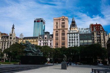 Buenos Aires, Arjantin. 19 Ağustos 2019. Post Square 'deki eski bina cepheleri ve Juana Azurduy Anıtı (Plaza del Correo)