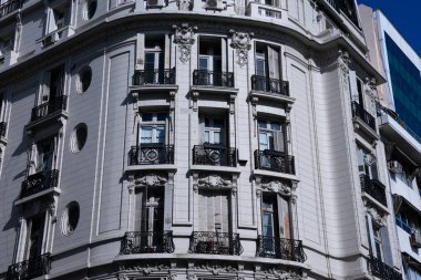 Lavalle Meydanı (Plaza Lavalle - Tribunales) karşısındaki eski bina cephesi. Buenos Aires, Arjantin