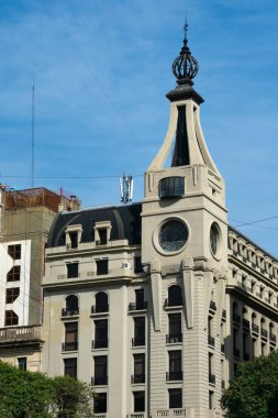 Buenos Aires, Arjantin. 19 Ağustos 2019. Leandro N. Alem Bulvarı 'ndaki eski bina cephesi, ana caddelerden biri ve San Nicols ve Retiro bölgelerinin ticari sinir merkezlerinden biri.