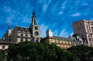 Buenos Aires, Arjantin. 19 Ağustos 2019. Leandro N. Alem Bulvarı 'ndaki eski bina cephesi, ana caddelerden biri ve San Nicols ve Retiro bölgelerinin ticari sinir merkezlerinden biri.