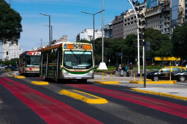 Buenos Aires, Arjantin. 19 Ağustos 2019. 9 Temmuz Bulvarı üzerinde Metrobus (Colectivo) özel şeridi (Avenida 9 de Julio)