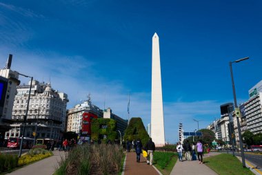 Buenos Aires, Arjantin. 19 Ağustos 2019. Dikey bahçe, Cumhuriyet Meydanı 'ndaki BA karakterleri (Plaza de la Republica) ve Buenos Aires' li Obelisk (El Obelisco) arka planda