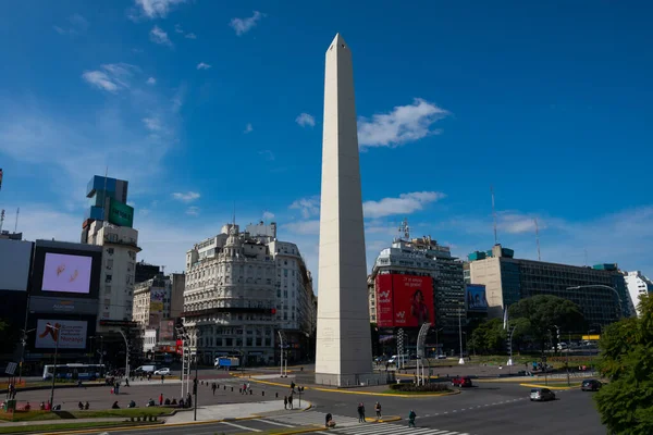 阿根廷布宜诺斯艾利斯 2019年8月19日 布宜诺斯艾利斯 Obelisco 的方尖碑位于共和国广场 Plaza Republic Ica 图库图片