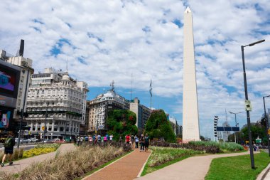 Buenos Aires, Arjantin. 26 Ekim 2019. Dikey bahçe, Cumhuriyet Meydanı 'ndaki BA karakterleri (Plaza de la Republica) ve Buenos Aires' li Obelisk (El Obelisco) arka planda