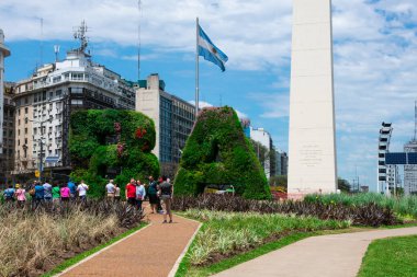 Buenos Aires, Arjantin. 26 Ekim 2019. Dikey bahçe, Cumhuriyet Meydanı 'ndaki BA karakterleri (Plaza de la Republica) ve Buenos Aires' li Obelisk (El Obelisco) arka planda