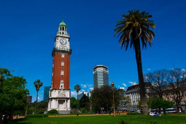 Buenos Aires, Arjantin. 26 Ekim 2019. Torre Monumental (Anıtsal Kule) veya Torre de los Ingleses (İngilizce Kulesi). Arjantin Hava Kuvvetleri Meydanı (Plaza Fuerza Aerea Arjantin)