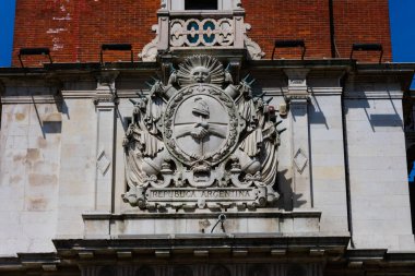 Buenos Aires, Arjantin. 26 Ekim 2019. Anıtsal Kule cephesinde Arjantin arması (Torre Monumental))