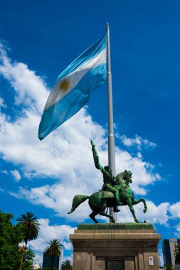 Buenos Aires, Arjantin. 26 Ekim 2019. Arjantin bayrağı (Bandera Arjantin - Bandera Nacional) ve General Manuel Belgrano 'nun binicilik anıtı