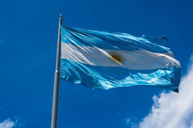 Arjantin bayrağı (Bandera Argentina - Bandera Nacional) açık mavi (üstte ve altta) ve beyaz (Mayıs ortasında) bir üçlü banttır. Buenos Aires, Arjantin