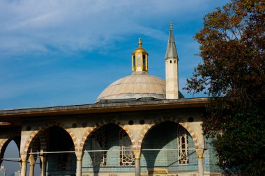 İstanbul, Türkiye. 18 Kasım 2019. Topkapı Sarayı 'nda bir minare ve kubbe