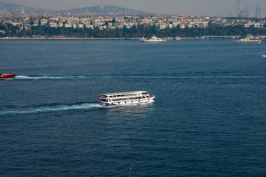 İstanbul, Türkiye. 18 Kasım 2019. Golden Horn su yolu üzerinde turistik bir gemi manzarası
