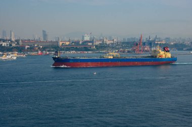 İstanbul, Türkiye. 18 Kasım 2019. Golden Horn su yolunda büyük bir gemi görünüyor.