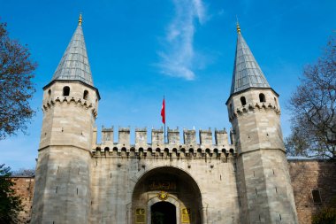 İstanbul, Türkiye. 18 Kasım 2019. İki kulesi olan Topkapı Sarayı ana girişi.
