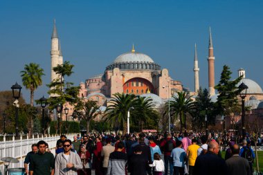 İstanbul, Türkiye. 19 Kasım 2019. Ayasofya (Kutsal Bilgelik Kilisesi) ve Sultan Ahmet Park