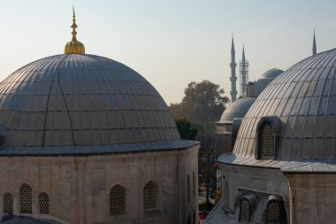 İstanbul, Türkiye. 19 Kasım 2019. Ayasofya Kubbeleri (Ayasofya). Arkadaki Mavi Cami