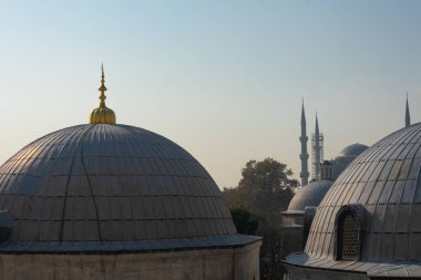 İstanbul, Türkiye. 19 Kasım 2019. Ayasofya Kubbeleri (Ayasofya). Arkadaki Mavi Cami