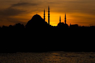 İstanbul, Türkiye. 20 Kasım 2019. Üçüncü Tepe 'deki İstanbul kenti ve Süleyman Camii (Süleyman Camii) manzarası. İstanbul 'da gün batımı
