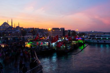 İstanbul, Türkiye. 20 Kasım 2019. İstanbul kenti ve Golden Horn su yolu Altn Boynuz veya Haliç 'in akşam manzarası. İstanbul 'da gün batımı