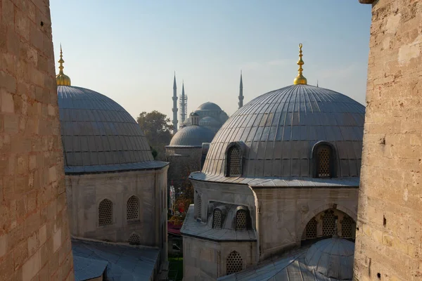 İstanbul, Türkiye. 19 Kasım 2019. Ayasofya Kubbeleri (Ayasofya). Arkadaki Mavi Cami