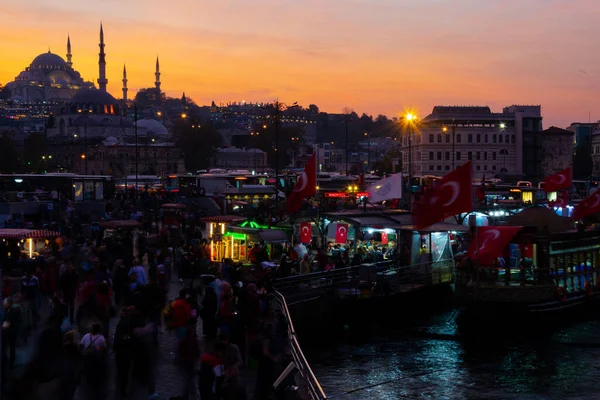 İstanbul, Türkiye. 20 Kasım 2019. Akşamları İstanbul manzarası. Galata Köprüsü. İstanbul, Türkiye 'de günbatımı