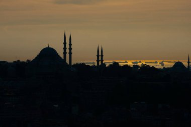 Üçüncü Tepe 'deki İstanbul kenti ve Süleyman Camii (Süleyman Camii) manzarası. İstanbul, Türkiye 'de günbatımı