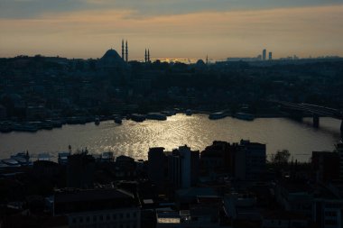 İstanbul kenti ve Golden Horn su yolu Altn Boynuz veya Haliç 'in akşam manzarası. İstanbul, Türkiye 'de günbatımı