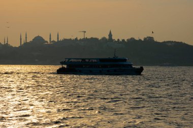 İstanbul, Türkiye. 21 Kasım 2019. Boğaz 'da bir gemi. İstanbul 'da gün batımı