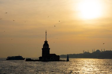 İstanbul, Türkiye. 21 Kasım 2019. Ortaçağ Bizans döneminden beri Leander Kulesi olarak da bilinen Bakire Kulesi. Boğaz Boğazı