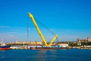 İstanbul, Türkiye. 21 Kasım 2019. Haydarpaşa Liman Limanı 'nda büyük ve sarı bir vinç. Boğaz Boğazı