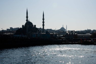 İstanbul, Türkiye. 21 Kasım 2019. Galata Köprüsü (Galata Koprusu) ve Yeni Cami (Yeni Camii) manzarası. Eminonu kadrosu