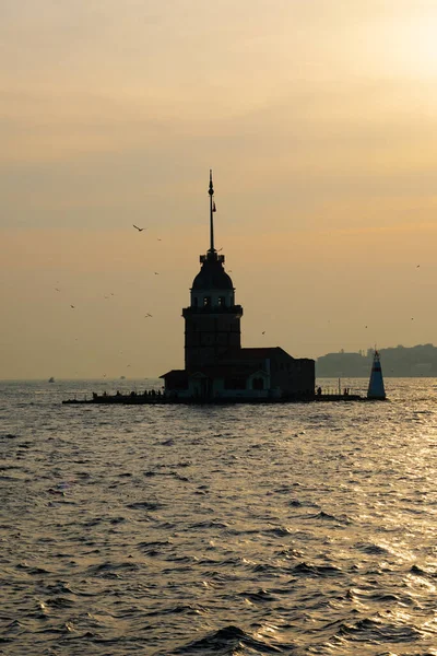 İstanbul, Türkiye. 21 Kasım 2019. Ortaçağ Bizans döneminden beri Leander Kulesi olarak da bilinen Bakire Kulesi. Boğaz Boğazı