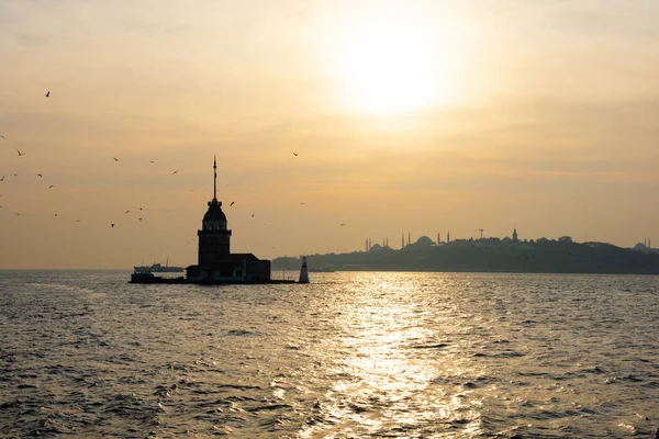 İstanbul, Türkiye. 21 Kasım 2019. Ortaçağ Bizans döneminden beri Leander Kulesi olarak da bilinen Bakire Kulesi. Boğaz Boğazı