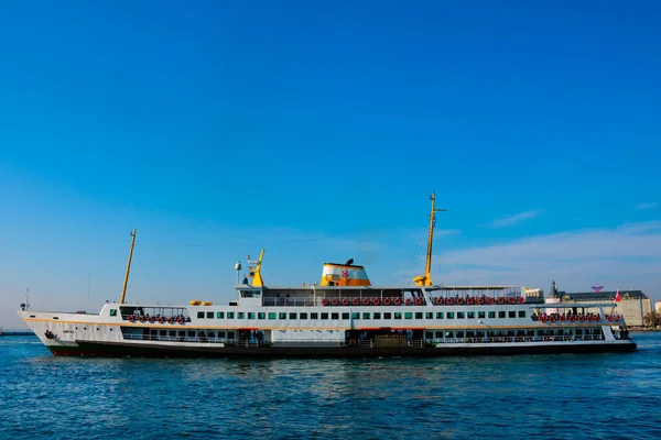 İstanbul, Türkiye. 21 Kasım 2019. İstanbul 'un Asya yakasında Kadıköy kıyısında büyük bir gemi