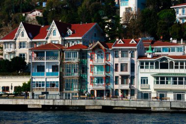 İstanbul, Türkiye. 21 Kasım 2019. Boğaz 'ın Avrupa kıyılarında güzel evler